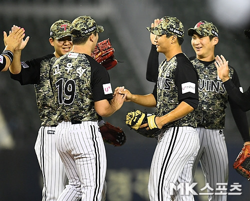 8일 오후 서울 잠실구장에서 열린 "2021 프로야구 KBO 리그" NC 다이노스와 LG 트윈스의 경기에서 LG가 2-1로 승리했다. 고우석, 문보경이 승리의 하이파이브를 하고 있다. 사진(서울 잠실)=천정환 기자