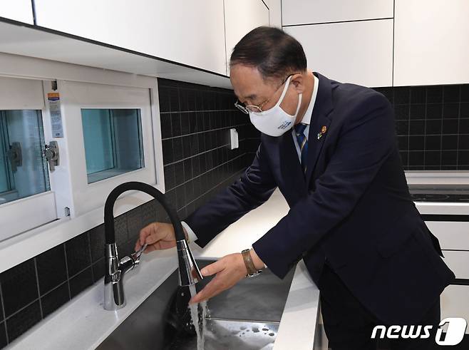 홍남기 경제부총리 겸 기획재정부 장관이 3일 오후 부동산 관련 현장방문 일환으로  공공전세주택인 경기도 안양 미래타운을 방문, 입주예정자와 함께 사전 점검을 하고 있다. /사진=뉴스1(기획재정부 제공)