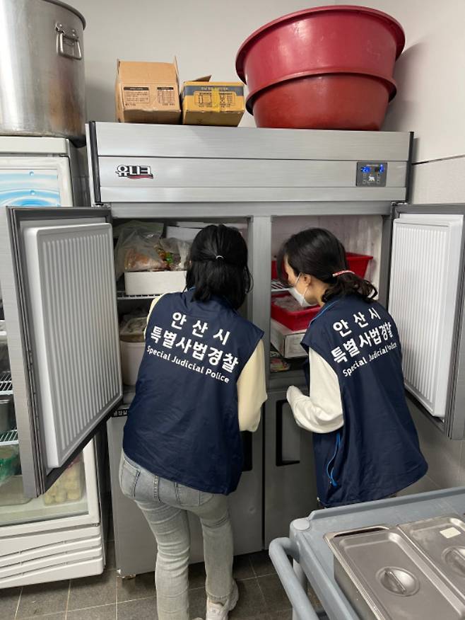 안산시 민생특별사법경찰팀이 대형음식점 등을 상대로 원산지표시 단속을 벌이고 있다. 안산시 제공