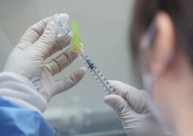 한 의료진이 백신을 주사기에 소분하고 있다. 연합뉴스