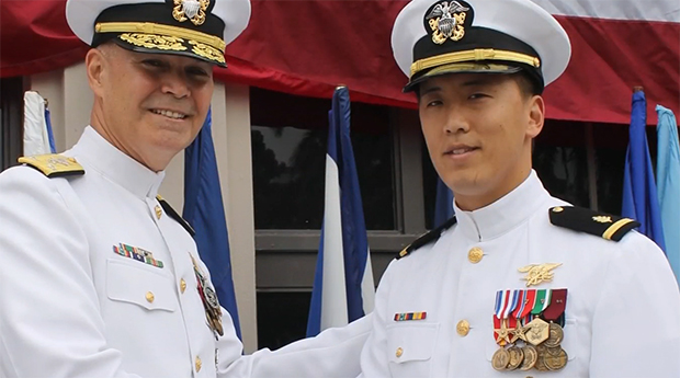 우여곡절 끝에 해군 특수부대 네이비실에 입대한 조니 김은 총 100회 이상 전투작전을 수행, 은성 무공훈장을 받는 등 성공적으로 군 생활을 꾸려나갔다.