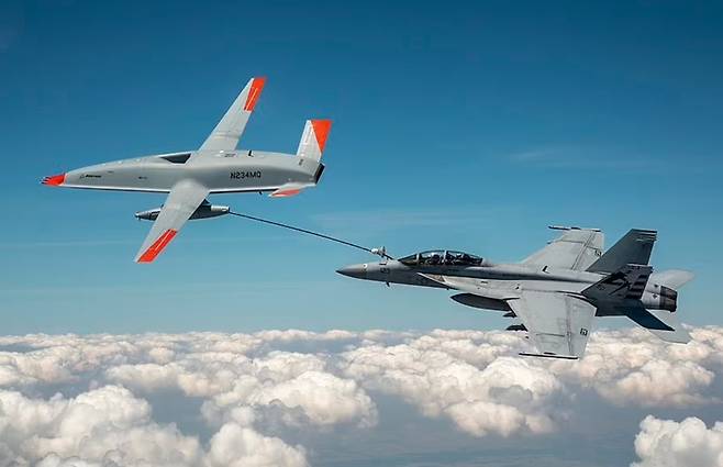F/A-18(사진 오른쪽)에 공중급유하는 MQ-25 T1의 모습. 사진=보잉