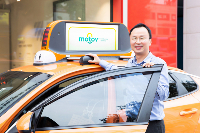 임우혁 모토브 대표가 데이터 수집 센서가 달린 택시 광고판을 소개하고 있다. /사진 제공=모토브