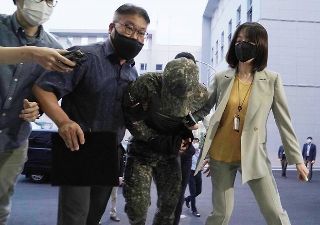 ⓒ연합뉴스극단적 선택을 한 공군 여성 부사관을 성추행한 혐의를 받는 장 모 중사가 6월2일 저녁 구속영장실질심사를 받기 위해 국방부 보통군사법원에 압송되고 있다.