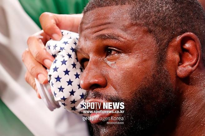 ▲ 플로이드 메이웨더는 24분 동안 로건 폴을 쓰러뜨리지 못해 비판을 받고 있다.