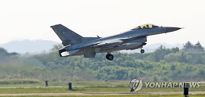 KF-16 전투기 (서산=연합뉴스) 김준범 기자 = 사진은 지난해 6월 9일 오후 충남 서산 공군 제20전투비행단에서 열린 '지능형 스마트 부대 시연 행사'에서 KF-16이 이륙하고 있는 모습. [연합뉴스 자료사진]