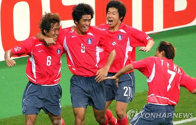 2002월드컵 폴란드전에서 환호하는 유상철(왼쪽)과 동료들 [연합뉴스 자료사진]