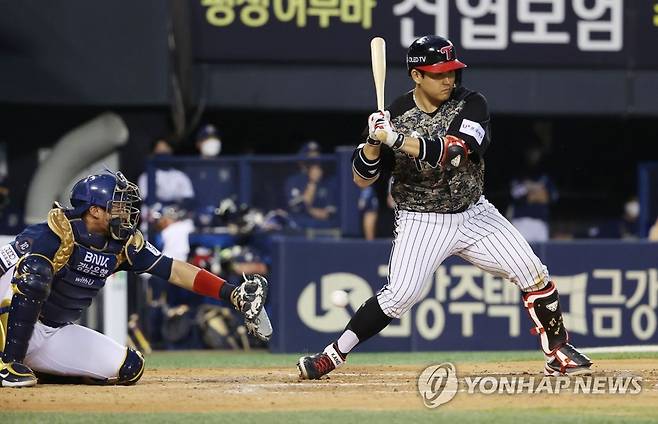 만루 찬스 놓치는 LG 유강남 (서울=연합뉴스) 김인철 기자 = 8일 서울 잠실야구장에서 열린 2021 KBO리그 NC 다이노스와 LG 트윈스의 경기. 4회말 2사 만루 LG 유강남이 삼진 아웃 당하고 있다. 2021.6.8 yatoya@yna.co.kr