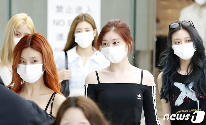 Gimpo International Airport=) = ITZY (ITZY) Ryu Jin (left), Yezi, Leah, Chae Ryeong and Yuna arrive at Gimpo International Airport after finishing their Jeju schedule on the 9th.2021.9