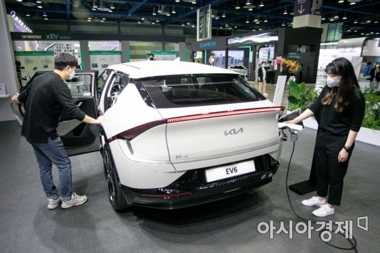 9일 서울 강남구 코엑스에서 열린 '인터베터리 및 2021 xEV 트렌드 코리아'에서 기아 전기차 EV6가 전시되고 있다./강진형 기자aymsdream@