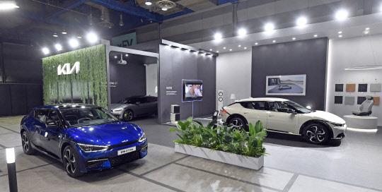 서울 강남구 코엑스에서 열리는 'xEV 트렌드 코리아 2021'에 전시된 기아 EV6. 기아 제공
