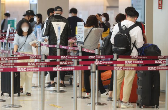 5월 18일 오후 김포국제공항 국내선 청사에서 여행객들이 탑승수속을 밟고 있다. / 사진=뉴시스