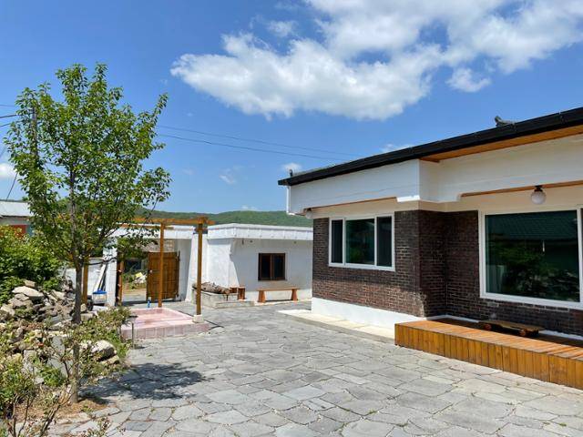 할머니의 시골집은 마당과 창고, 그리고 붉은 벽돌을 두른 본채로 구성돼 있다. 신지호씨 제공