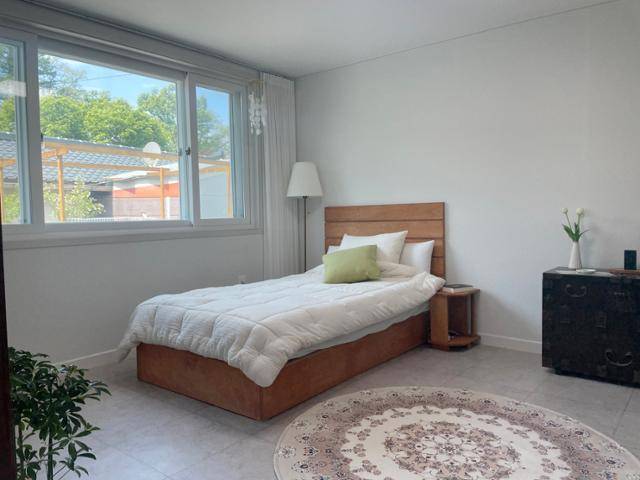 할머니가 썼던 방은 손자의 호텔방 같은 침실로 바뀌었다. 오래된 창고에서 꺼낸 고가구가 눈에 띈다. 신지호씨 제공