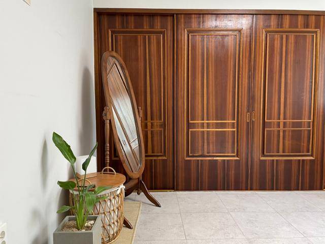 명절 때 모인 친척들이 다 함께 잠을 자던 방에 있던 붙박이장은 지금 쓰기에도 손색없다. 신지호씨 제공