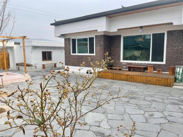 평상을 만들고, 꽃을 심는 등 시골집을 고쳐 살며 신지호씨의 삶도 달라졌다. 신지호씨 제공