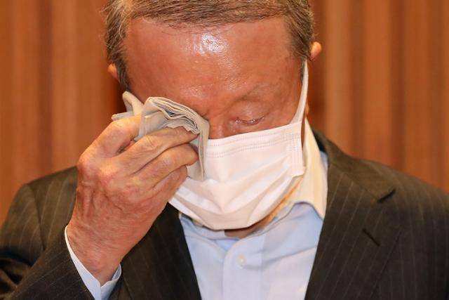 홍원식 전 남양유업 회장이 불가리스 효과 과장 논란이 거세지자 지난달 4일 서울 강남구 남양유업 본사에서 대국민 사과를 하며 눈물을 훔치고 있다. 뉴시스