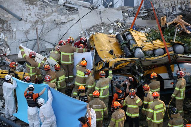 9일 오후 광주 동구 학동의 한 철거 작업 중이던 건물이 붕괴, 도로 위로 건물 잔해가 쏟아져 시내버스 등이 매몰됐다. 사진은 사고 현장에서 119 구조대원들이 구조 작업을 펼치는 모습.연합뉴스
