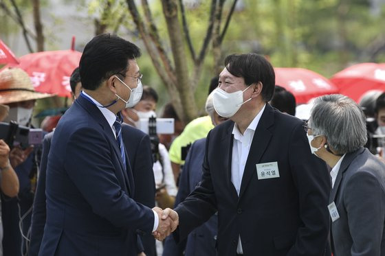 윤석열 전 검찰총장(오른쪽)이 9일 오후 서울 남산예장공원 개장식에서 송영길 더불어민주당 대표와 악수하고 있다. 연합뉴스