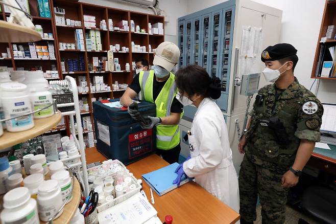 코로나19 예방접종 위탁의료기관인 광주 광산구 신가병원에 9일 오전 얀센 백신이 도착해 냉장 이송 상태 점검이 이뤄지고 있다. |연합뉴스
