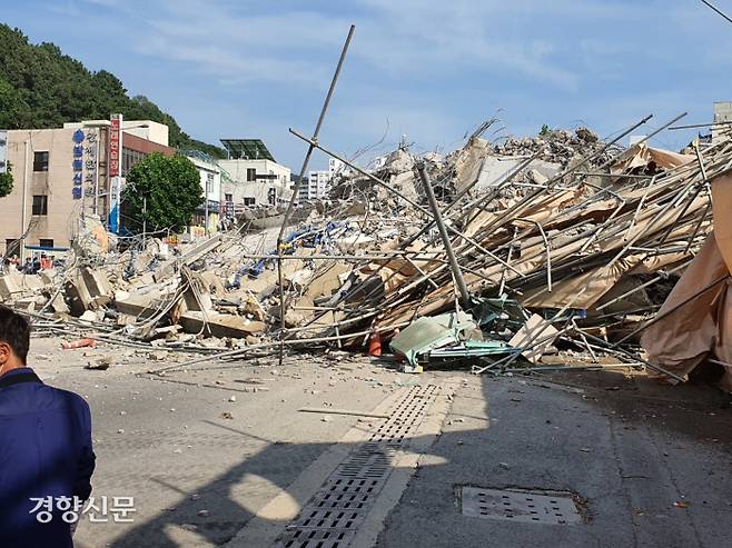 9일 오후 광주 동구 학동에서 5층 건물이 도로쪽으로 무너져 내렸다. 독자제공.