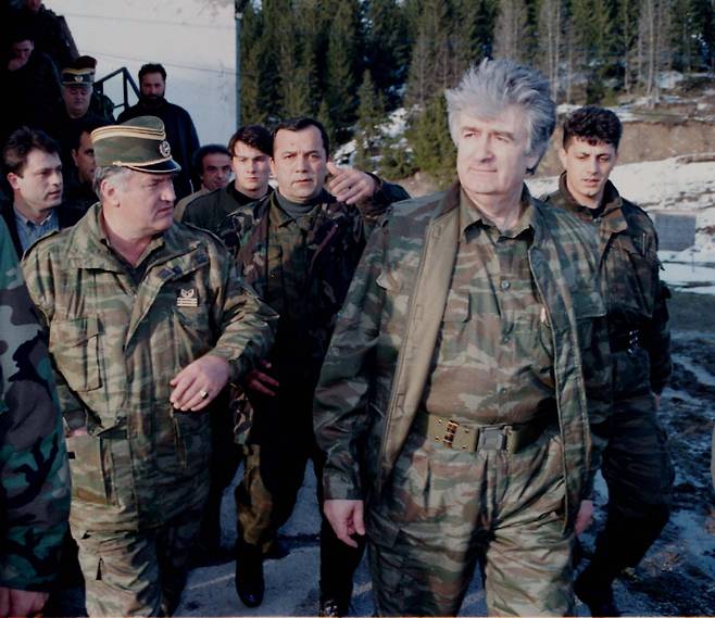 라트코 믈라디치 전 세르비아계 사령관(왼쪽)이 1995년 4월 대량학살이 일어났던 보스니아의 블라시치산을 시찰하고 있다. 경향신문 자료사진