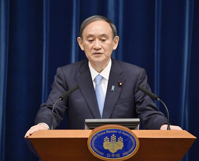 스가 요시히데 일본 총리가 지난달 28일 관저에서 코로나19 대응을 위한 긴급사태 연장 배경을 설명하는 기자회견을 하고 있다.  도쿄｜교도연합뉴스