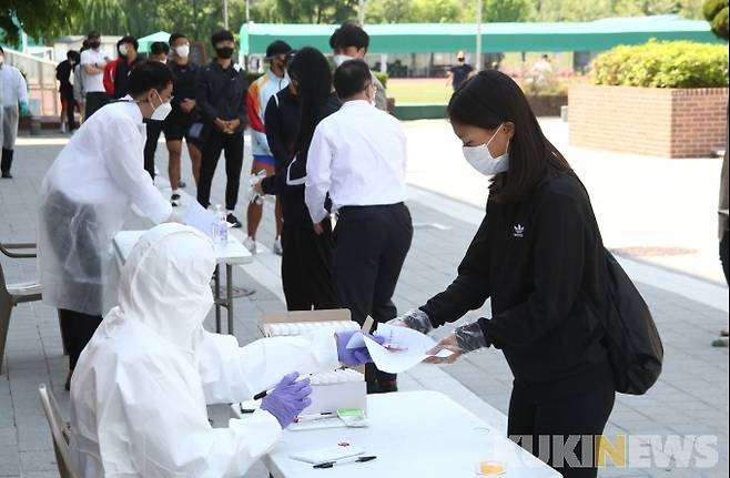 코로나19 이동식 PCR 검사소가 시범 도입된 3일 서울 송파구 서울체육고등학교에서 교직원과 학생들이 코로나19 검사를 받기 위해 줄을 서고 있다. 사진= 박효상 기자