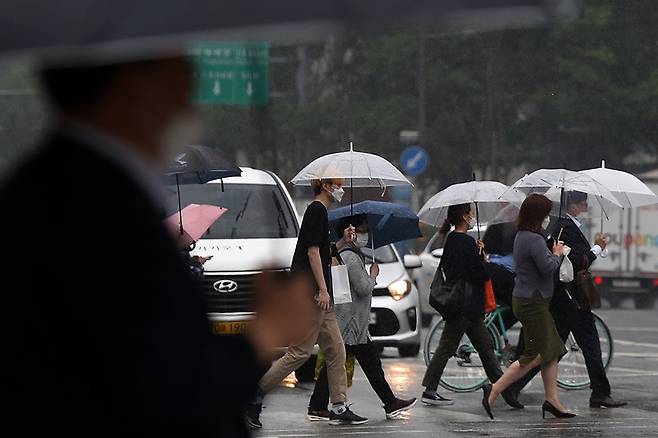 목요일(10일)은 대체로 맑은 날씨를 보이다가 밤부터 전국 곳곳에 비가 내릴 전망이다. 사진은 비가 내린 지난 3일 오후 서울 종로구 광화문네거리에서 우산을 쓴 시민들이 지나가는 모습. /사진=뉴스1