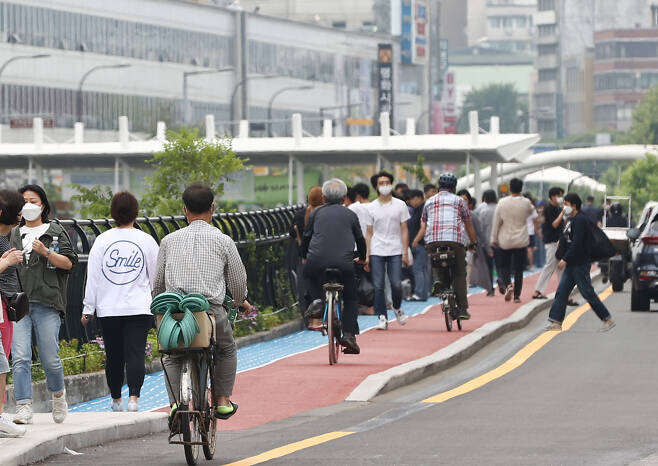 서울 동대문 인근 청계천에서 자전거를 타는 시민. [연합]