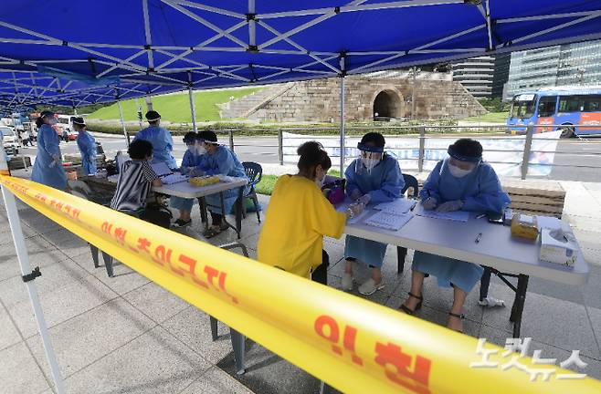 선별진료소에서 시민이 진료를 받고 있는 모습. 이한형 기자