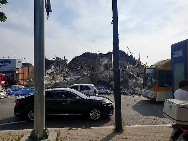 9일 오후 광주 동구 학동에서 공사 중이던 건물이 붕괴해 소방당국이 인명 피해를 조사하고 있다. 연합뉴스