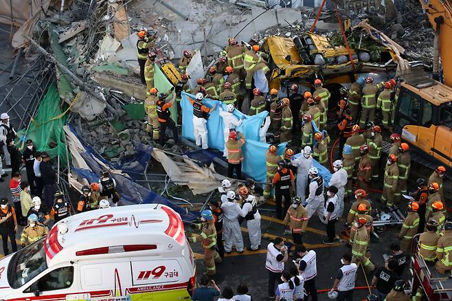 6월9일 오후 광주 동구 학동의 한 철거 작업 중이던 건물이 붕괴하면서 정차 중이던 시내버스가 그대로 매몰됐다. 이 사고로 9명이 사망하고, 8명이 중상을 입은 것으로 파악됐다. ⓒ 연합뉴스