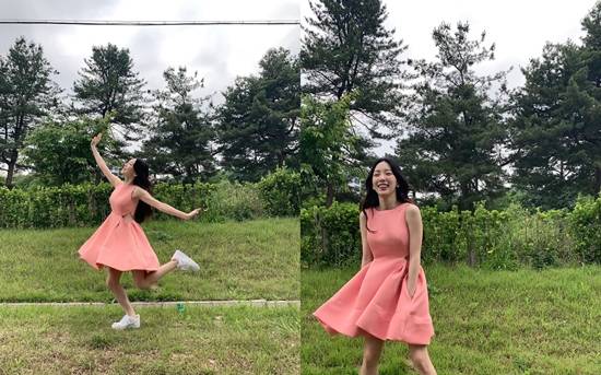 Group Girls Generation and singer Taeyeon showed off his unchanging fairy beauty.Taeyeon posted several photos on his instagram on the 9th with an article entitled My Way.The photo shows Taeyeon posing in a coral pink dress, and his smile is captivating as he jumps and smiles happily.In the picture of Taeyeon, Girls Generation and actor Kwon Yul-ri left a loving comment saying, What made you so excited and Tangu ?!Singer Heize, who has been a fan of Taeyeon several times, laughed with a comment that once again filled with fans saying, I am afraid to fly.On the other hand, Taeyeon is appearing on TVN entertainment program Amazing Saturday - Doremi Market.Photo: Taeyeon Instagram