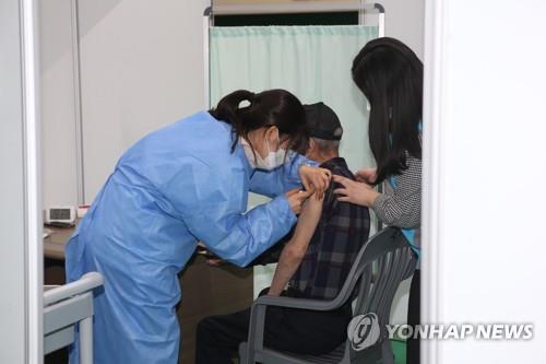 백신 접종하는 어르신 [연합뉴스 자료사진]