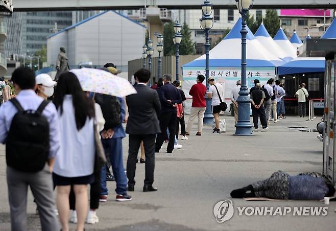 서울 183명 신규 확진…전날보다 44명 많아 (서울=연합뉴스) 윤동진 기자 = 9일 오전 서울역 광장 중구임시선별검사소에서 시민들이 검사를 받기 위해 줄을 서 있다. 2021.6.9 mon@yna.co.kr