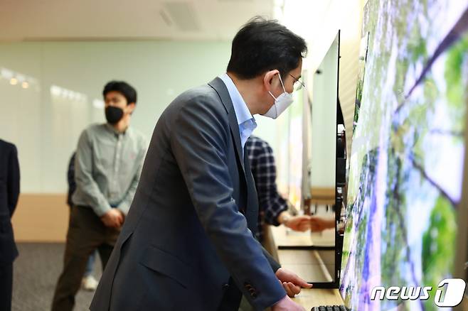 이재용 삼성전자 부회장이 2020년 3월 19일 충남 아산 삼성디스플레이 아산사업장에서 제품을 살펴보는 모습(삼성전자 제공)/뉴스1