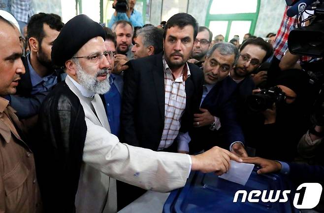이란 대선이 치러진 2017년 5월19일(현지시간) 당시 강경 보수 에브라힘 라이시 대통령 후보가 테헤란에 있는 한 투표소에서 한 표를 행사하고 있다. © AFP=뉴스1 © News1 최종일 기자