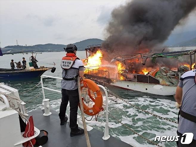 선박 화재 진화.(여수해경 제공)/뉴스1 © News1