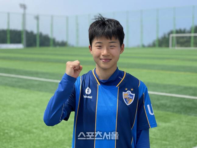 울산과학대 공격수 천가람이 9일 삼척복합체육공원에서 열린 제29회 여왕기 대학부 대덕대와의 경기 후 포즈를 취하고 있다.삼척 | 정다워기자