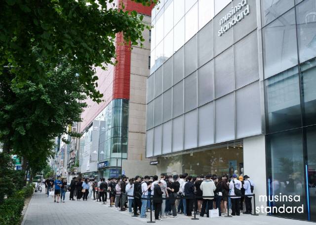 무신사 스탠다드는 센트온과 함께 서울 홍대에 위치한 '무신사 스탠다드 플래그십 스토어'에 색다른 경험을 추구하는 MZ세대들을 겨냥, 브랜드를 후각으로 느낄 수 있도록 향기마케팅을 진행하고 있다. 무신사 스탠다드 플래그십 스토어는 주 이용 층인 10~20대 고객들이 무신사 스탠다드 브랜드를 직접 경험할 수 있도록 중점을 두고 기획한 곳이다.