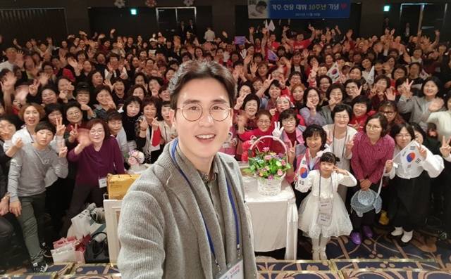 신유는 2015년부터 단독콘서트로 바람몰이에 나선다. 데뷔 기준으로만 보면 신인급이어서 모험일 수도 있었지만 매회 매진기록을 세우며 승승장구한다. /SY기획 제공