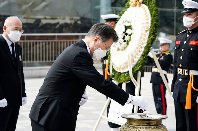 문재인 대통령이 지난 3월 26일 오후 경기 평택 해군2함대 사령부에서 열린 제6회 서해수호의 날 기념식을 마친 후 천안함 46용사 추모비에 분향하고 있다. /뉴시스