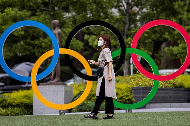 3일 일본 도쿄에서 한 시민이 올림픽 상징물 앞에 서있다. /AFP 연합뉴스