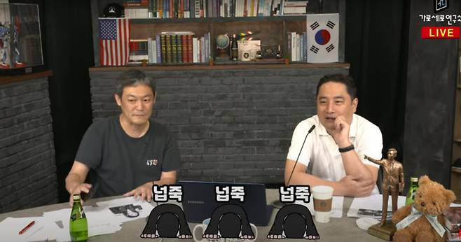 지난 9일 방송된 유튜브 채널 가로세로연구소 방송에서 유튜버 김용호(왼쪽)씨와 강용석씨. /유튜브