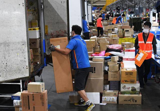 민주노총 전국택배연대(택배노조)가 전면 파업에 돌입한 9일 오전 서울의 한 택배 물류센터에서 택배기사들이 택배 분류 및 배송 준비 작업을 하고 있다. 고영권 기자