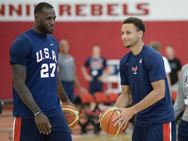 미국 농구 국가대표팀에 합류한 스테판 커리(오른쪽)와 르브론 제임스가 2015년 8월 미국 라스베이거스에서 열린 미니캠프에서 연습하고 있다. USAB 제공