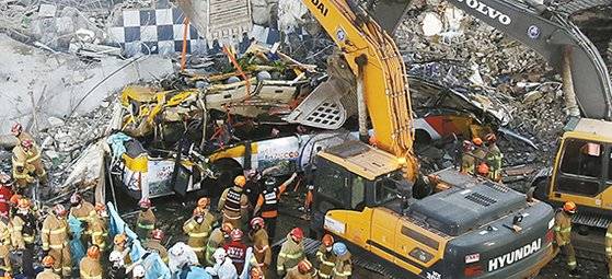 9일 오후 철거 중인 건물 붕괴로 시내버스가 매몰된 광주광역시 사고 현장에서 소방대원들이 구조 작업을 하고 있다. 이 사고로 9명이 사망하고 8명이 부상했다. [연합뉴스]