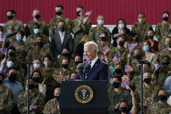 조 바이든 미국 대통령이 9일 영국 동부 서포크의 밀든홀 영국 공군기지 안에 있는 미 공군 재급유기지에서 장병들에게 연설하고 있다. AP=연합뉴스