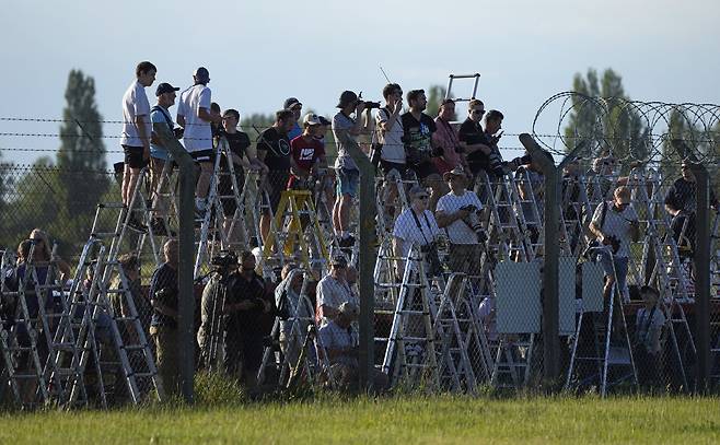 영국 취재진이 9일 밀든홀 공군기지 밖에서 바이든 대통령이 도착하기를 기다리고 있다. AP=연합뉴스